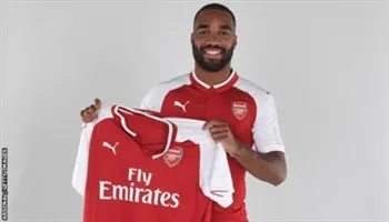 Arsenal mua tiền đạo Lacazette với giá kỷ lục