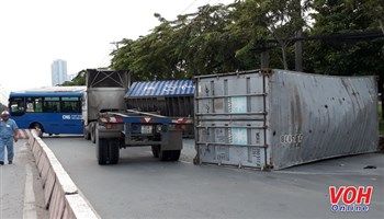 Container tông xe buýt trên xa lộ Hà Nội: hành khách hoảng loạn