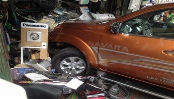 Ô tô tông hàng loạt xe máy và ô tô, 3 người nhập viện