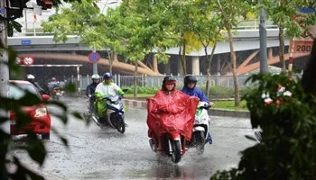 Hướng dẫn cách mặc áo mưa an toàn khi đi xe máy