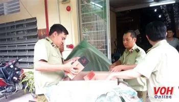Bắt 2 container chứa hơn 2.000 đôi giày giả thương hiệu nổi tiếng