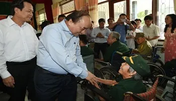 Thủ tướng Chính phủ thăm Trung tâm Điều dưỡng thương binh và người có công Long Đất