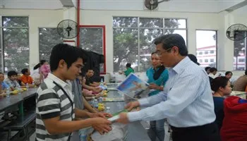 Phối hợp chăm lo đời sống vật chất, tinh thần của người lao động