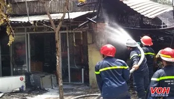 Hỏa hoạn thiêu rụi 3 cửa hàng ở Sài Gòn