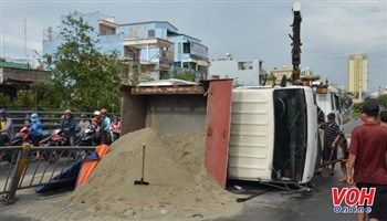 Xe tải tránh xe máy, lật ngang trên cầu Cây Gõ