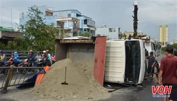 Xe tải tránh xe máy, lật ngang trên cầu Cây Gõ
