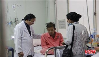 Phối hợp nhiều chuyên khoa cứu bác sĩ Campuchia bị Lupus ban đỏ nguy kịch tính mạng
