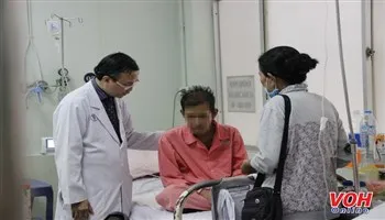 Phối hợp nhiều chuyên khoa cứu bác sĩ Campuchia bị Lupus ban đỏ nguy kịch tính mạng
