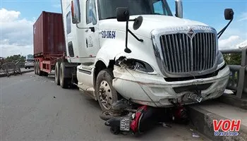 Xe container cày nát dải phân cách, cuốn xe máy vào gầm trên cầu Gò Dưa