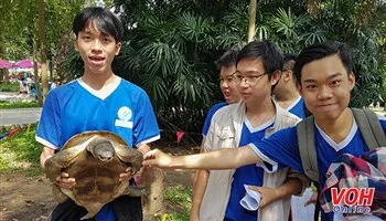 Học sinh thành phố thích thú với tiết học ngoài nhà trường 