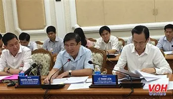 Khách tăng đột biến, hạ tầng quá tải: Tân Sơn Nhất kẹt xe liên miên