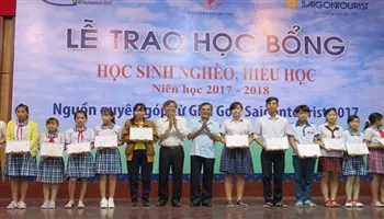 Trao học bổng cho 500 học sinh nghèo hiếu học