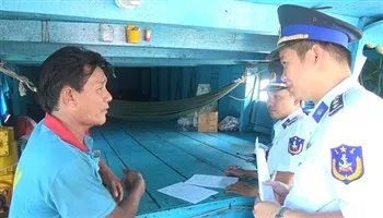 Bắt giữ tàu vận chuyển 60.000 lít dầu trái phép