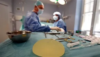 Phụ nữ châu Âu trong cuộc chiến chống lại hệ lụy từ việc nâng ngực