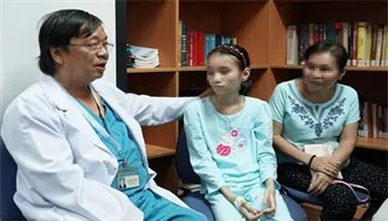 Bé gái sụt hơn 10 ký vì chứng ăn vô đau quằn người  