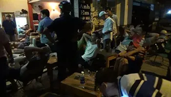 Ổ cá độ trong quán cà phê Anh Em trên đường Hoàng Sa