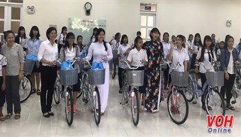Hơn 8,5 tỉ đồng học bổng tặng học sinh, sinh viên nghèo