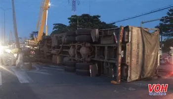 Xe tải tông dải phân cách lật ngang, cả gia đình bò ra ngoài
