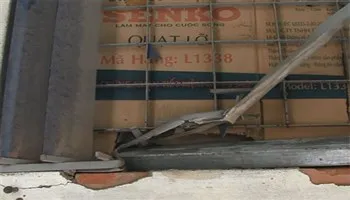 Thanh sắt công trình rơi từ tầng 11 thủng mái nhà, hai mẹ con thoát chết thần kỳ