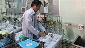 Gia đình bỏ rơi bé gái 2 ngày tuổi bị khối u to