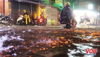 Hoàn lưu áp thấp khiến đường phố Sài Gòn thành sông