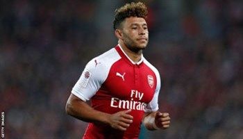 Liverpool qua mặt Chelsea trong việc chiêu mộ tiền vệ Chamberlain