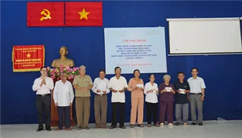 Tặng thẻ đi xe buýt miễn phí cho thương bệnh binh