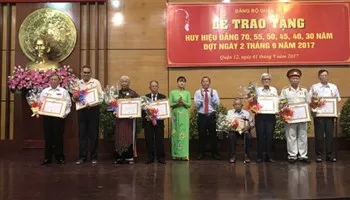 117 đảng viên được tặng Huy hiệu Đảng tại quận 12
