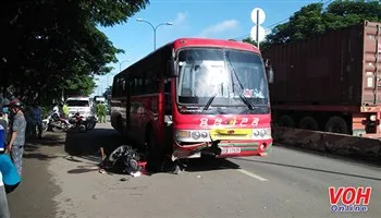 Xe đưa rước công nhân tông xe máy, hai vợ chồng thương vong