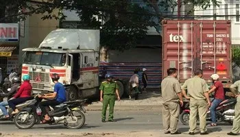 Xe container mất lái tông vào nhà dân