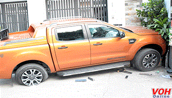 Xe bán tải nổ lốp tông 3 xe máy, một người tử vong