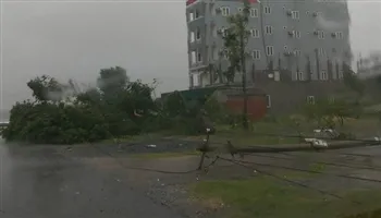Bão số 10 đổ bộ vào miền Trung, gây mưa to, gió mạnh