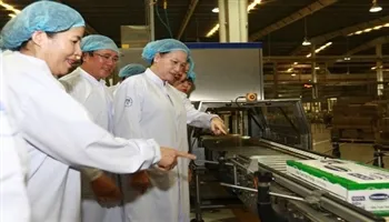Vinamilk tặng 160.000 hộp sữa cho trẻ em vùng lũ 