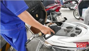Xăng tăng giá 5 lần liên tiếp, lên mức 18.111 đồng/ lít