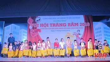 Vui hội trăng rằm cho con công nhân hoàn cảnh khó khăn 