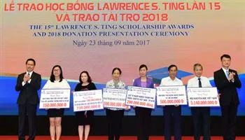 Trao tặng 8,5 tỷ đồng học bổng cho học sinh giỏi, xuất sắc