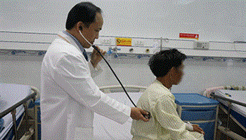 Đang ngồi nhậu, đột ngột bị nhồi máu não cấp liệt nửa thân người