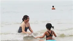 Cách phòng tránh chết đuối khi trẻ tắm biển