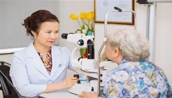 TPHCM: Khám mắt miễn phí cho người cao tuổi