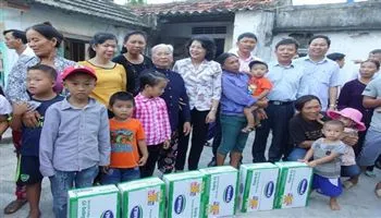 Vinamilk đem sữa đến trẻ em vùng lũ tại Hà Tĩnh và Quảng Bình