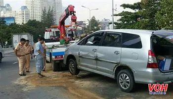 Ô tô 7 chỗ nhào lộn trên cầu Nguyễn Hữu Cảnh, tài xế may mắn thoát chết