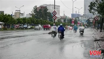 TPHCM mưa cả ngày lẫn đêm, vùng trũng thấp tiếp tục ngập