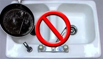 Không nên đổ vào bồn rửa chén những thứ này