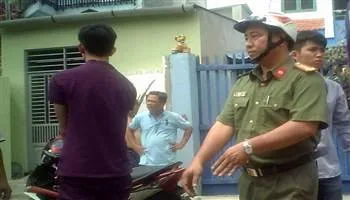 Công an dựng lại hiện trường việc một tài xế Grabike bị cướp đâm vào cổ