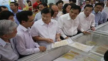 Phó thủ tướng Trịnh Đình Dũng thăm hội chợ cá tra và các sản phẩm thủy sản Việt Nam