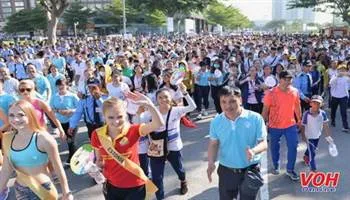 Thí sinh Hoa hậu Hòa bình Thế giới 2017 tham gia đi bộ vì môi trường