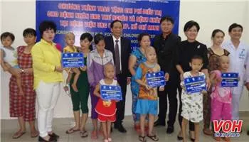 Tặng gần 700 triệu đồng cho bệnh nhân bệnh viện Ung bướu TPHCM