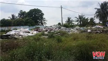Đổ trộm 6 tạ chất thải công nghiệp ra bãi đất gần khu dân cư