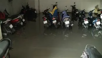 Hầm để xe ngập chìm trong mưa lớn