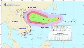 Biển động mạnh do bão Khanun, lũ xuống chậm